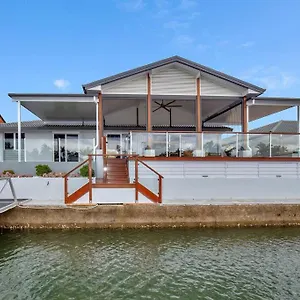 Stunning 4br House With Pool & Waterfront View , Gold Coast Australia
